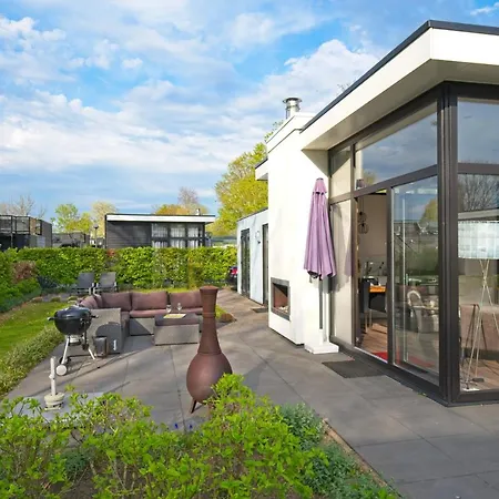 Holiday home Cube Exclusiv - Lakehouse With Lakeview Hulshorst